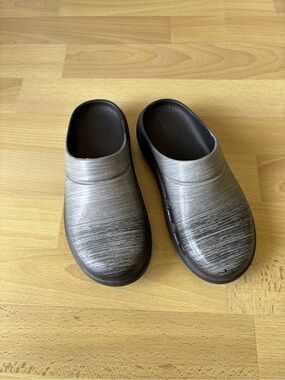 OOFOS Metallic Silver Women's Slip-On Clogs